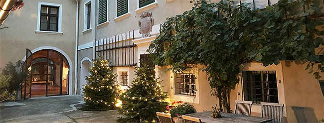 Adventstimmung im barocken Arkadeninnenhof des Prandtauerhofs