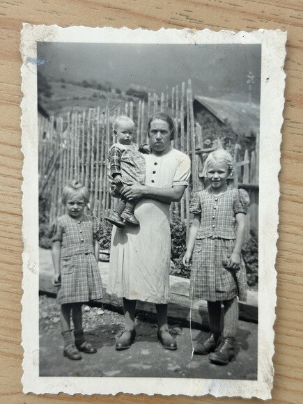 Altes Familienfoto einer Mutter mit drei Kindern