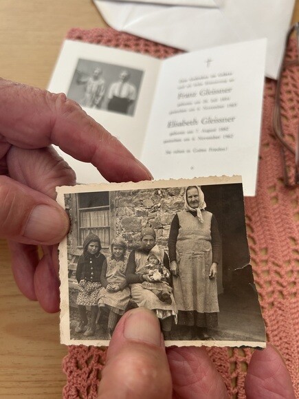 Ein altes Familienfoto wird in der Hand gehalten