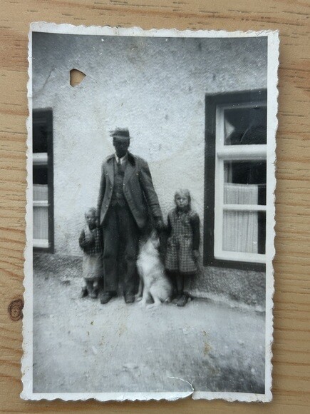 Altes Familienfoto eines Mannes mit zwei Mädchen und einem Hund