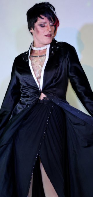 Miss Caline en scène, robe noire